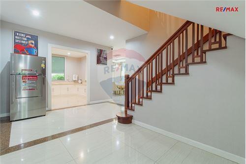 460 Sqm., 5 Beds, 5 Baths Townhouse listed for ฿ 24,500,000.