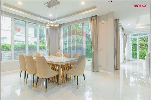 460 Sqm., 5 Beds, 5 Baths Townhouse listed for ฿ 24,500,000.