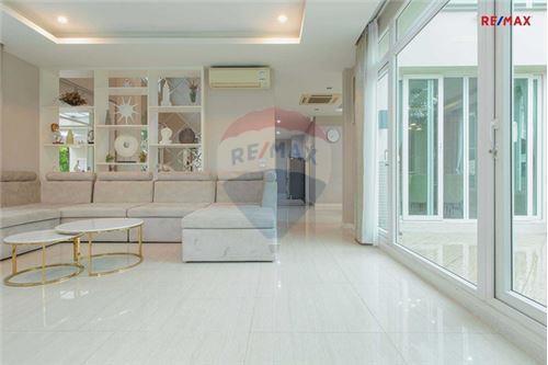 460 Sqm., 5 Beds, 5 Baths Townhouse listed for ฿ 24,500,000.