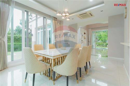 460 Sqm., 5 Beds, 5 Baths Townhouse listed for ฿ 24,500,000.