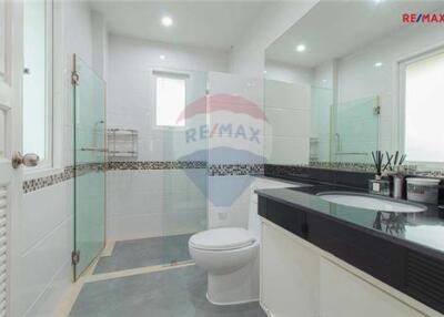 460 Sqm., 5 Beds, 5 Baths Townhouse listed for ฿ 24,500,000.