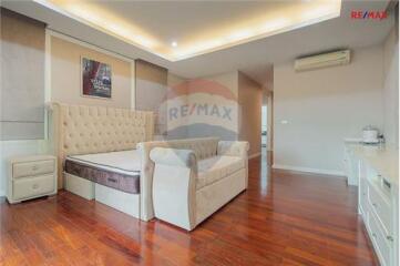 460 Sqm., 5 Beds, 5 Baths Townhouse listed for ฿ 24,500,000.