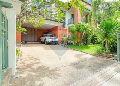 394 Sqm., 4 Beds, 4 Baths Townhouse listed for ฿ 14,800,000.