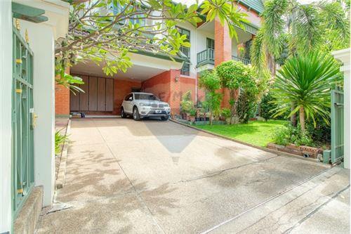 394 Sqm., 4 Beds, 4 Baths Townhouse listed for ฿ 14,800,000.