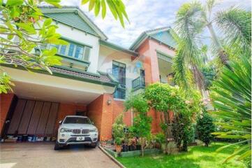 394 Sqm., 4 Beds, 4 Baths Townhouse listed for ฿ 14,800,000.