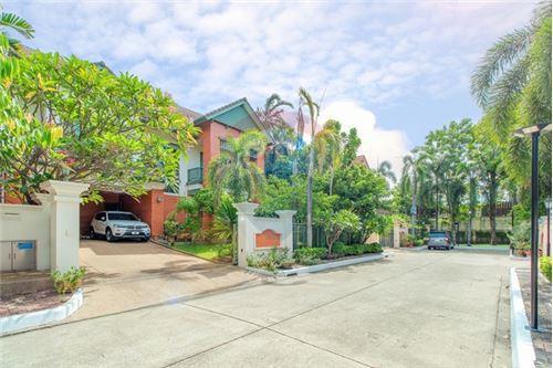 394 Sqm., 4 Beds, 4 Baths Townhouse listed for ฿ 14,800,000.