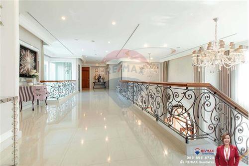 1,000 Sqm., 5 Beds, 6 Baths Townhouse listed for ฿ 100,000,000.