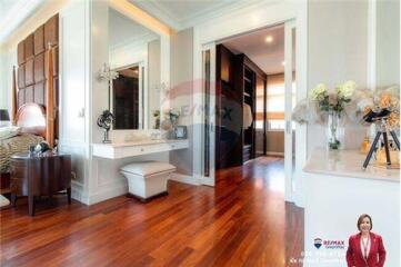 1,000 Sqm., 5 Beds, 6 Baths Townhouse listed for ฿ 100,000,000.