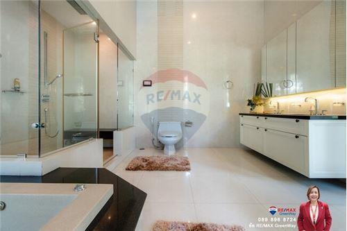 1,000 Sqm., 5 Beds, 6 Baths Townhouse listed for ฿ 100,000,000.