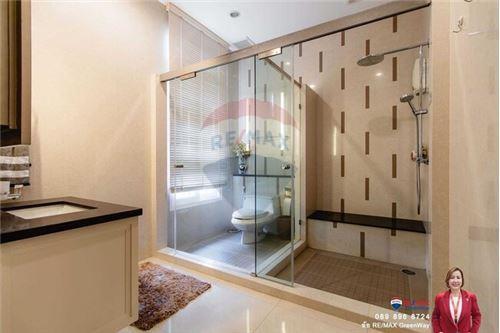 1,000 Sqm., 5 Beds, 6 Baths Townhouse listed for ฿ 100,000,000.