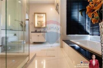 1,000 Sqm., 5 Beds, 6 Baths Townhouse listed for ฿ 100,000,000.