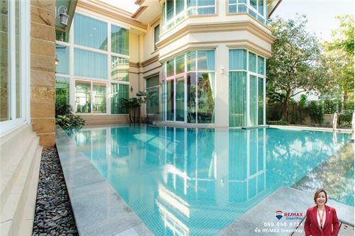 1,000 Sqm., 5 Beds, 6 Baths Townhouse listed for ฿ 100,000,000.