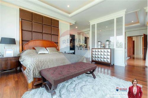 1,000 Sqm., 5 Beds, 6 Baths Townhouse listed for ฿ 100,000,000.