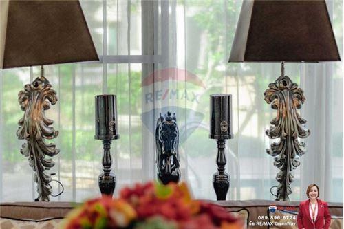 1,000 Sqm., 5 Beds, 6 Baths Townhouse listed for ฿ 100,000,000.