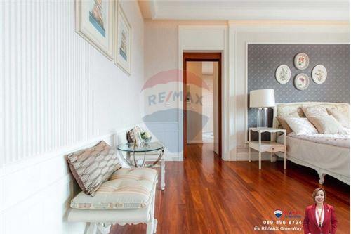 1,000 Sqm., 5 Beds, 6 Baths Townhouse listed for ฿ 100,000,000.