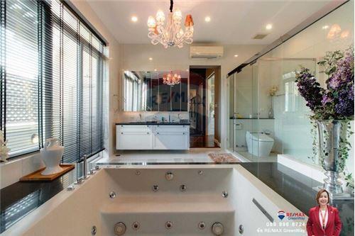 1,000 Sqm., 5 Beds, 6 Baths Townhouse listed for ฿ 100,000,000.