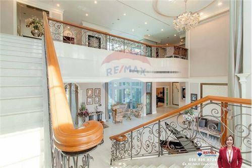 1,000 Sqm., 5 Beds, 6 Baths Townhouse listed for ฿ 100,000,000.