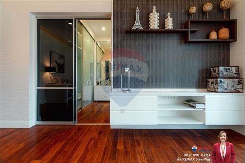 1,000 Sqm., 5 Beds, 6 Baths Townhouse listed for ฿ 100,000,000.