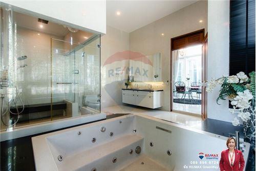 1,000 Sqm., 5 Beds, 6 Baths Townhouse listed for ฿ 100,000,000.