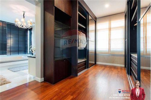 1,000 Sqm., 5 Beds, 6 Baths Townhouse listed for ฿ 100,000,000.