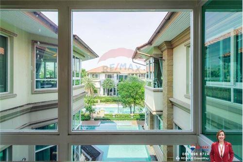 1,000 Sqm., 5 Beds, 6 Baths Townhouse listed for ฿ 100,000,000.