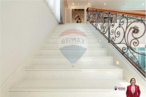 1,000 Sqm., 5 Beds, 6 Baths Townhouse listed for ฿ 100,000,000.