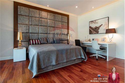 1,000 Sqm., 5 Beds, 6 Baths Townhouse listed for ฿ 100,000,000.