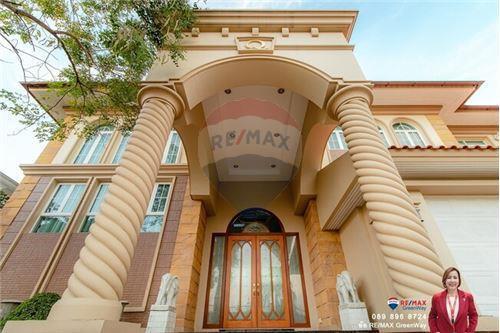 1,000 Sqm., 5 Beds, 6 Baths Townhouse listed for ฿ 100,000,000.