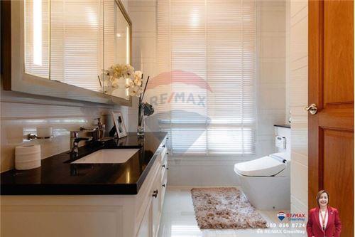 1,000 Sqm., 5 Beds, 6 Baths Townhouse listed for ฿ 100,000,000.