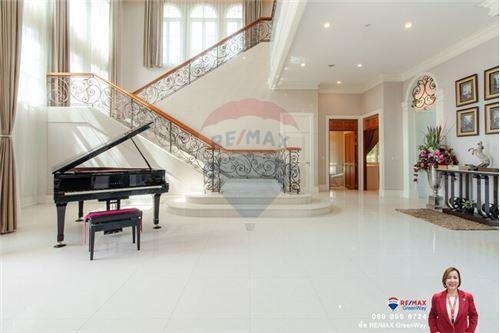 1,000 Sqm., 5 Beds, 6 Baths Townhouse listed for ฿ 100,000,000.