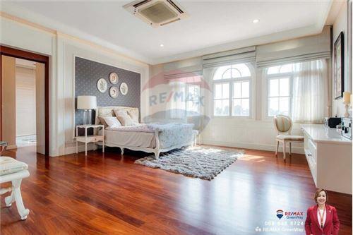 1,000 Sqm., 5 Beds, 6 Baths Townhouse listed for ฿ 100,000,000.