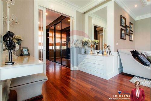 1,000 Sqm., 5 Beds, 6 Baths Townhouse listed for ฿ 100,000,000.