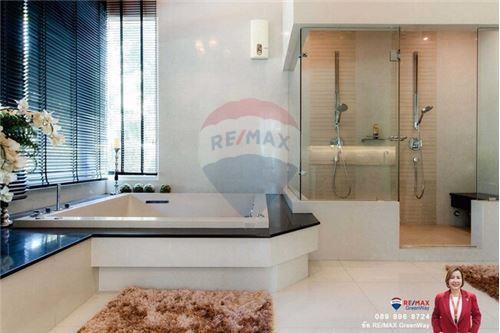 1,000 Sqm., 5 Beds, 6 Baths Townhouse listed for ฿ 100,000,000.