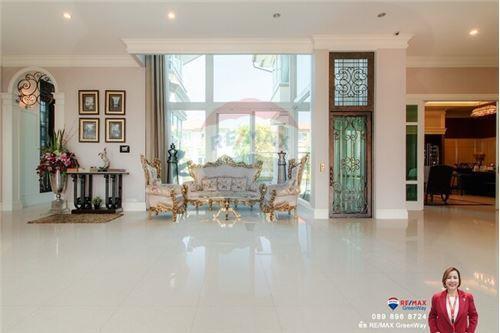 1,000 Sqm., 5 Beds, 6 Baths Townhouse listed for ฿ 100,000,000.