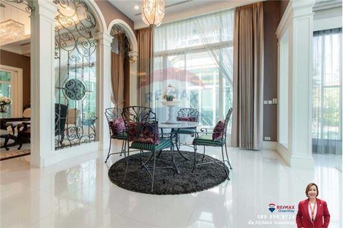 1,000 Sqm., 5 Beds, 6 Baths Townhouse listed for ฿ 100,000,000.