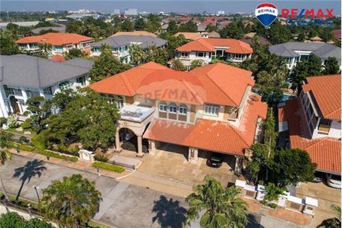 1,000 Sqm., 5 Beds, 6 Baths Townhouse listed for ฿ 100,000,000.