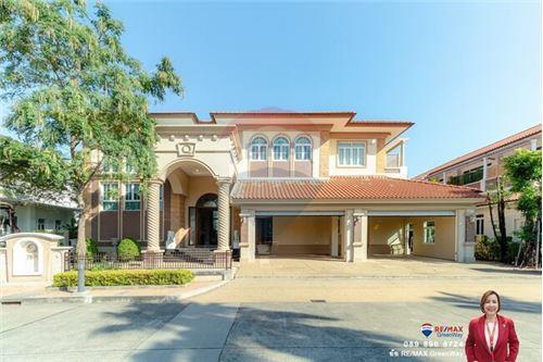 1,000 Sqm., 5 Beds, 6 Baths Townhouse listed for ฿ 100,000,000.