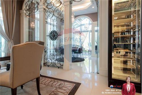 1,000 Sqm., 5 Beds, 6 Baths Townhouse listed for ฿ 100,000,000.