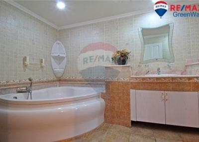 342 Sqm., 4 Beds, 5 Baths Condo listed for ฿ 11,900,000.