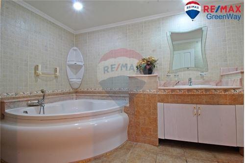 342 Sqm., 4 Beds, 5 Baths Condo listed for ฿ 11,900,000.